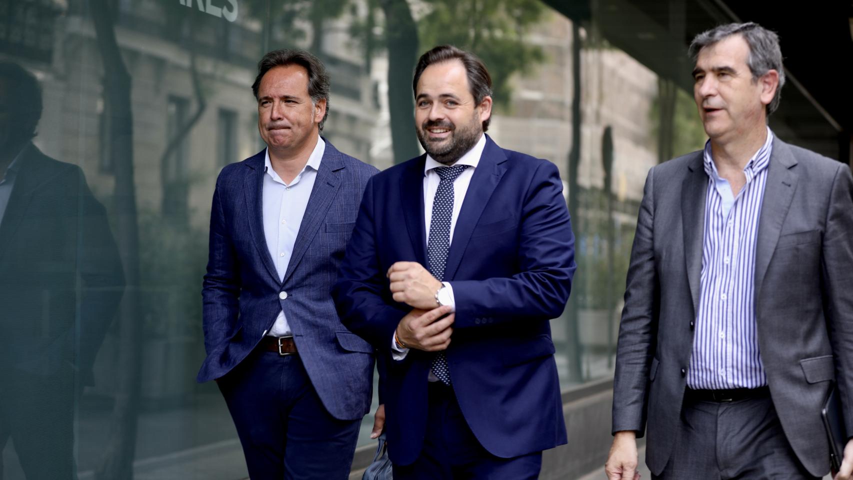 Núñez a su llegada a la sede del PP junto a Israel Pérez y Antonio Román.
