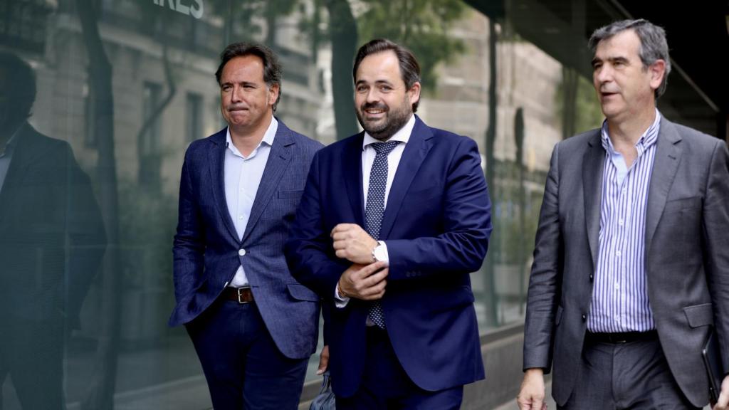 Núñez a su llegada a la sede del PP junto a Israel Pérez y Antonio Román.