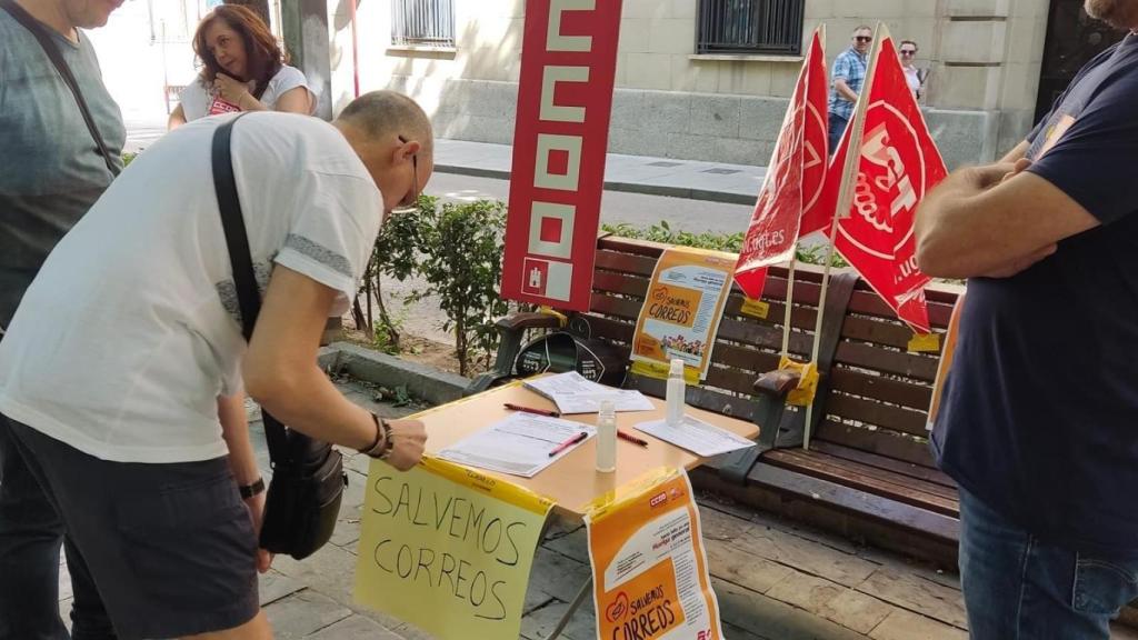 Recogida de firmas en Guadalajara. Foto: UGT CLM.