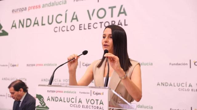 La presidenta de Ciudadanos, Inés Arrimadas, en un desayuno informativo en Sevilla.