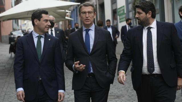 El presidente de la Junta de Andalucía, Juan Manuel Moreno Bonilla, el presidente del PP, Alberto Núñez Feijóo, y el presidente de Murcia, Fernando López Miras, dando un paseo en una imagen de archivo.