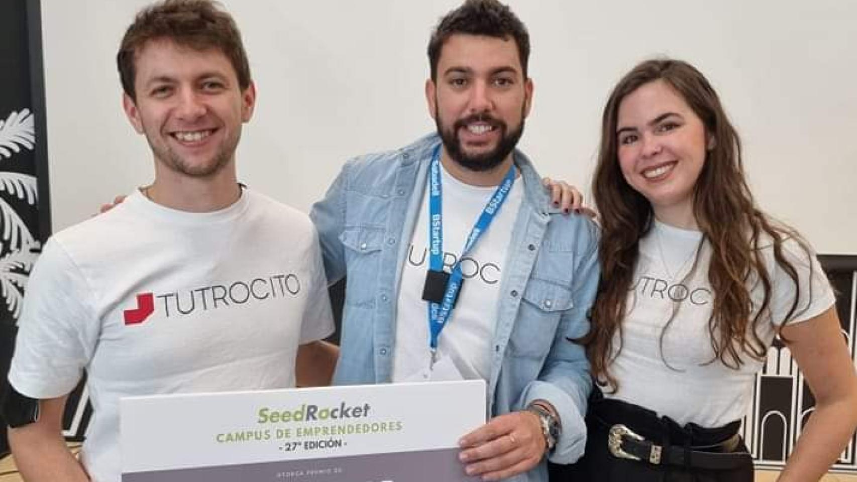 Los tres cofundadores de Tutrocito: Darius Molnar (CEO), Jorge Geniz (COO) y María Coronel (CFO), tras recoger su premio en el 27 Campus de Emprendedores de SeedRocket.