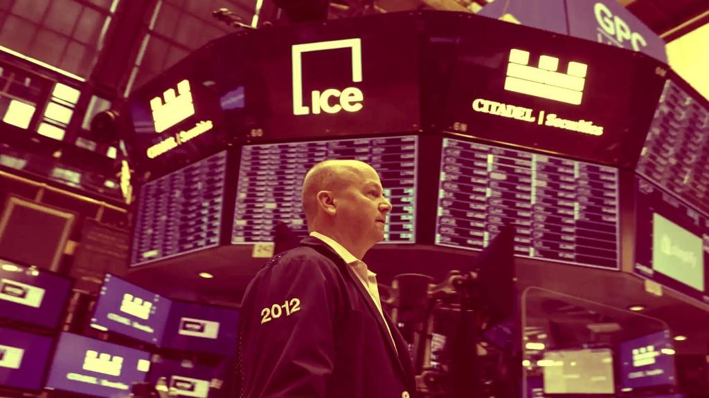 Un trader trabaja en el parqué de la Bolsa de Nueva York.