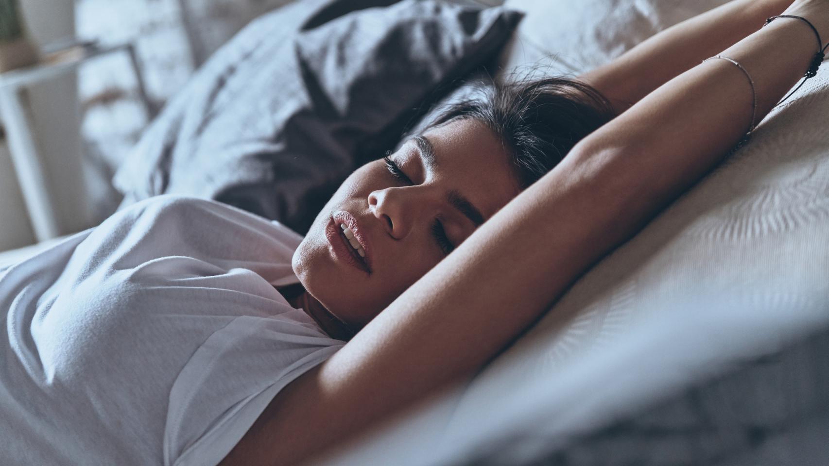 Mujer en la cama.