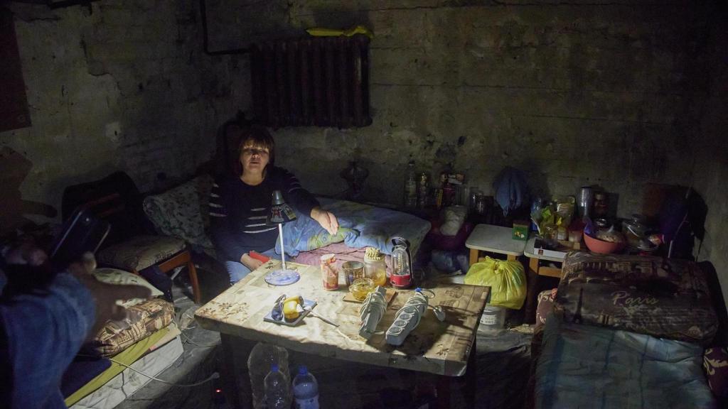 Ucranianos refugiados en el sótano de un edificio.