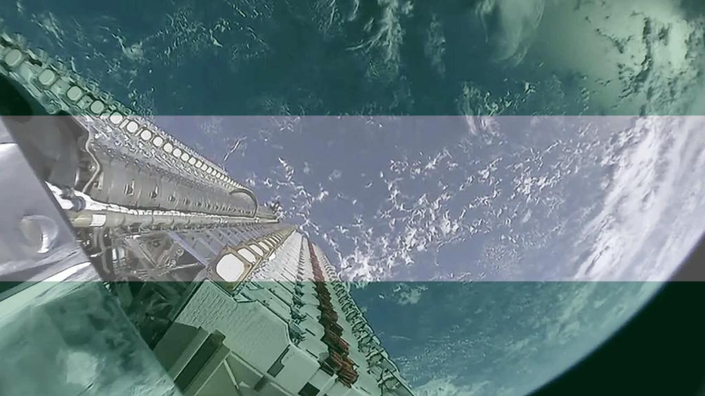 Satélites Starlink junto a una bandera de Andalucía en un fotomontaje.