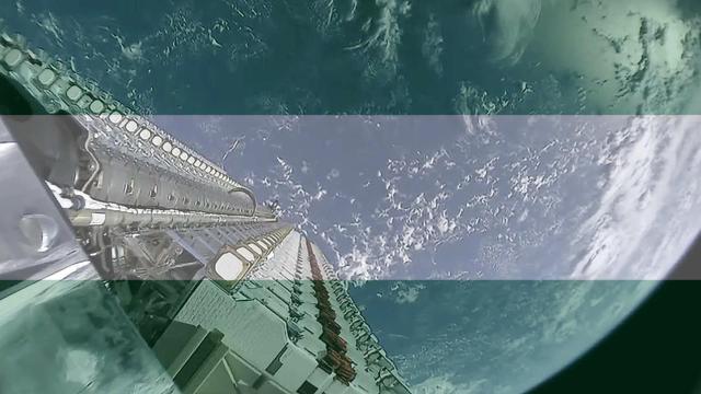 Satélites Starlink junto a una bandera de Andalucía en un fotomontaje.