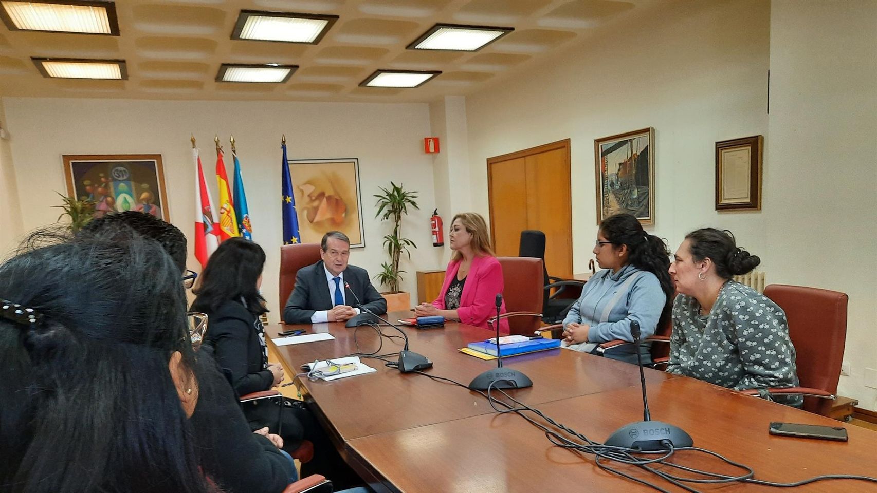 Reunión de las familias de las víctimas del naufragio con el alcalde de Vigo.