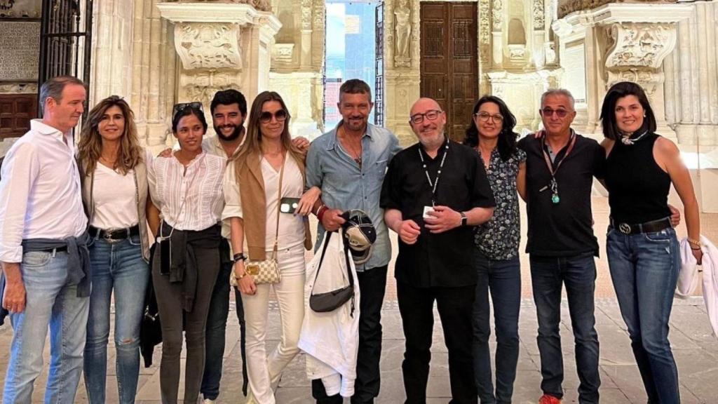 Antonio Banderas en la catedral de Cuenca con su mujer y un grupo de amigos.(Foto: Catedral de Cuenca)