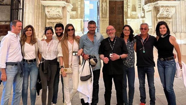 Antonio Banderas en la catedral de Cuenca con su mujer y un grupo de amigos.(Foto: Catedral de Cuenca)