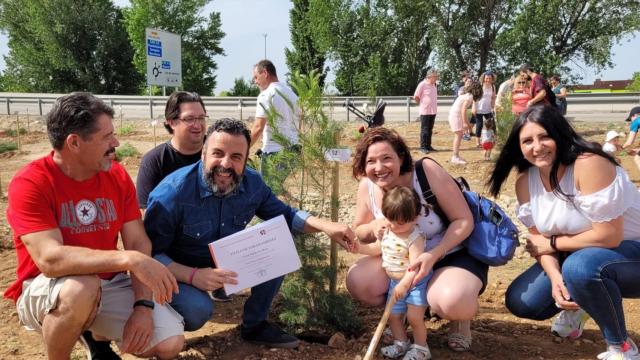 El alcalde de Azuqueca de Henares, José Luis Blanco, en el centro de la imagen junto a una familia que participó en la plantación.