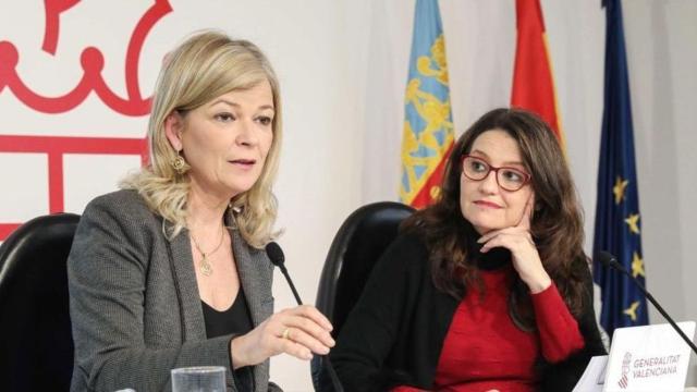 La consellera de Justicia, Gabriela Bravo (PSOE) junto a Mónica Oltra (Compromís) en una rueda de prensa.