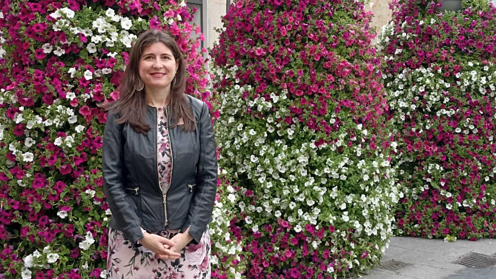 La concejala de Medio Ambiente, Parques y Jardines, Miryam Rodríguez, presenta las cinco torres florales en la plaza del Liceo