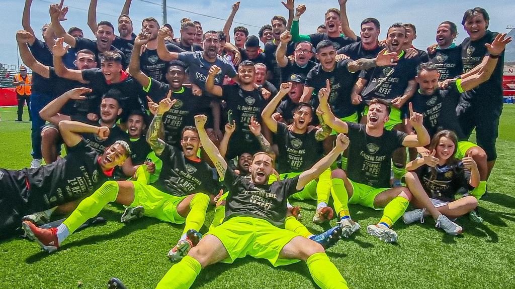 La plantilla celebra el último ascenso de categoría.