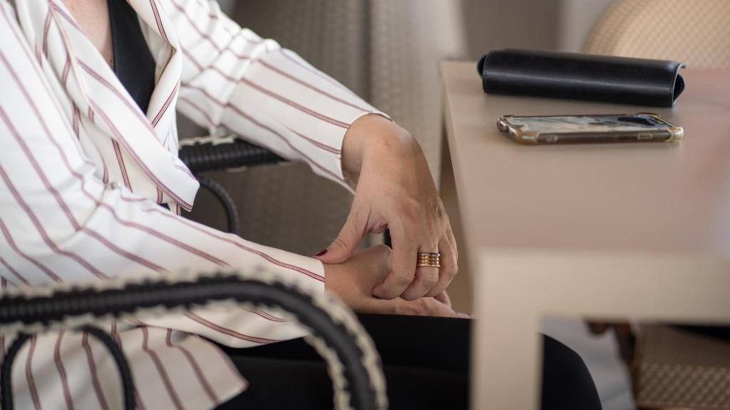 Imagen detalle de Lourdes Garzón durante la entrevista.