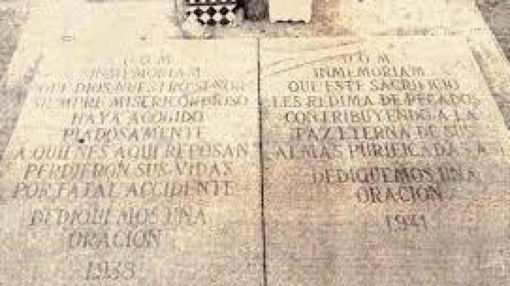 La lápida donde se menciona, al final, que fue un fatal accidente.
