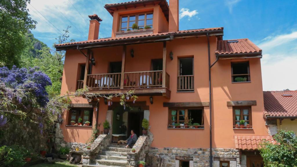 Fachada de los Apartamentos Buenamadre, en El Coto (Asturias)