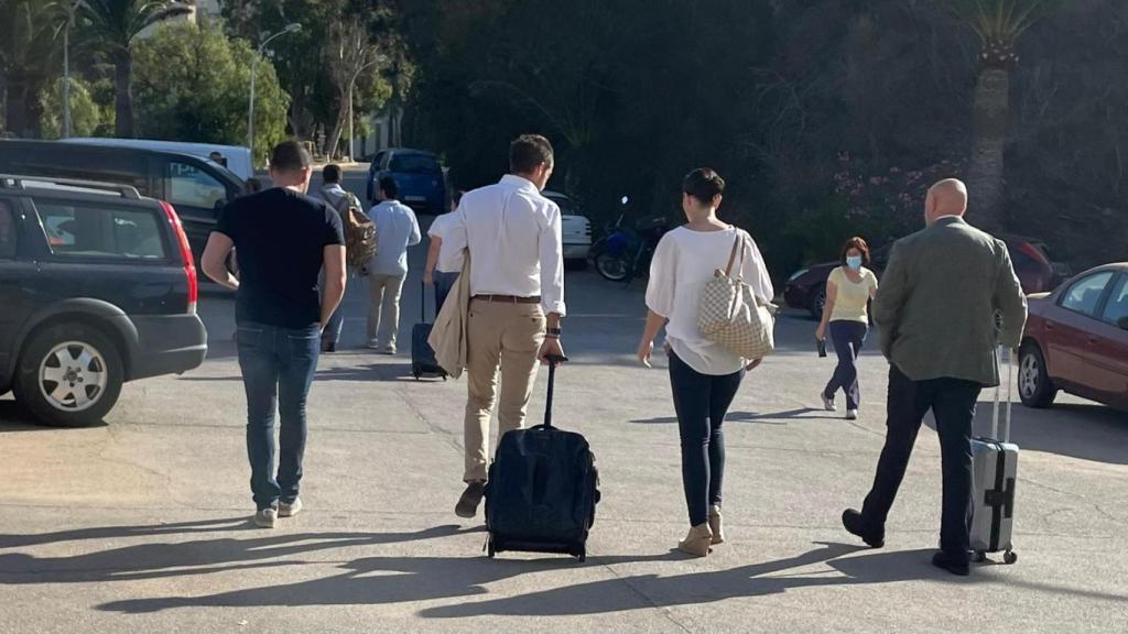 Macarena Olona abandonando el hotel de Manuel Martín junto a su equipo.