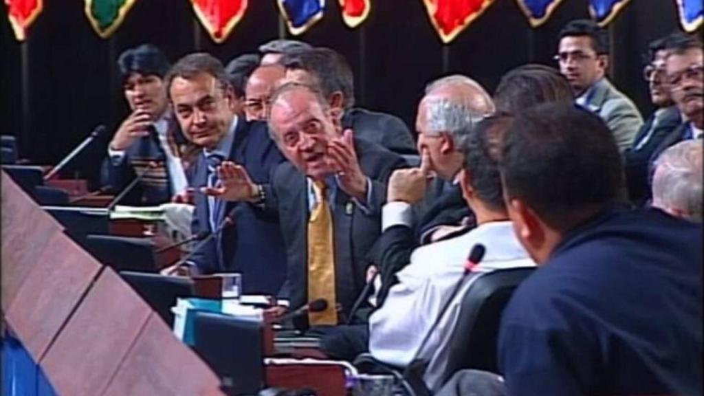 El rey Juan Carlos I se encara con Hugo Chávez.