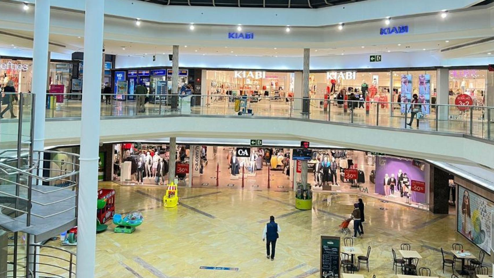 Imagen del interior del centro comercial Rosaleda, en Málaga.