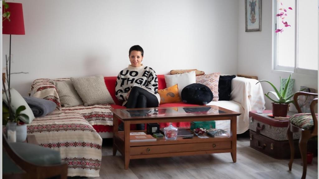 La dramaturga posa en el interior de su casa reconvertida en espacio cultural y residencia artística.