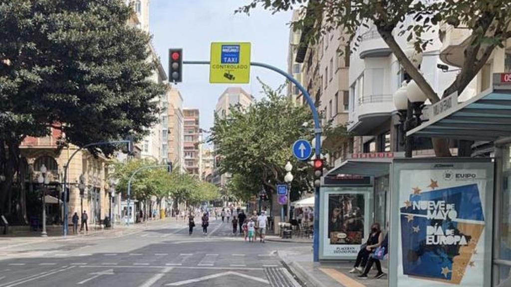 Una parada de autobús en la Rambla de Méndez Núñez.