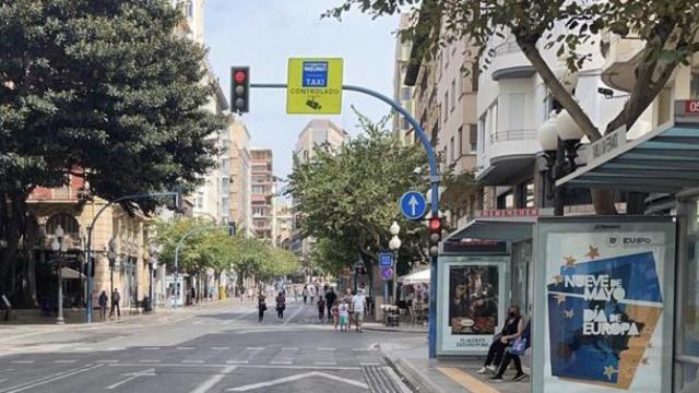 Una parada de autobús en la Rambla de Méndez Núñez.