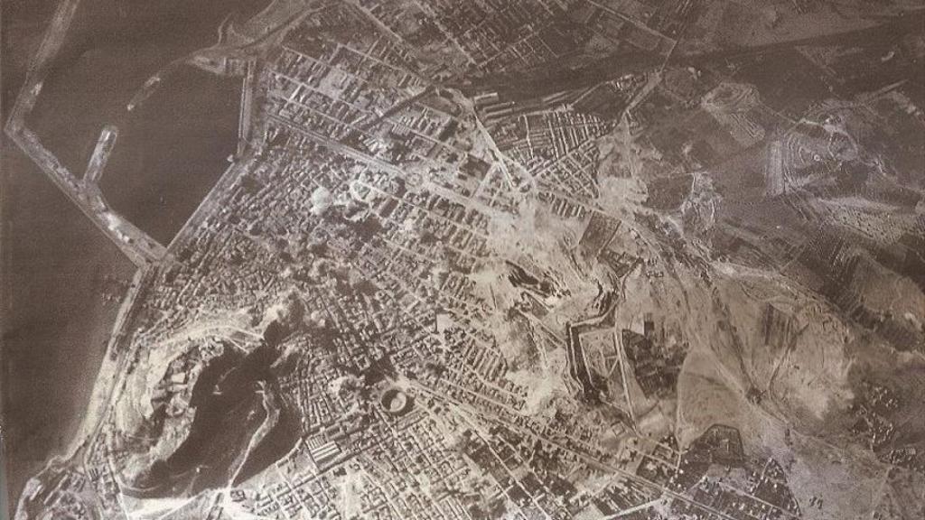 Imagen aérea del bombardeo a la ciudad de Alicante en 1938.
