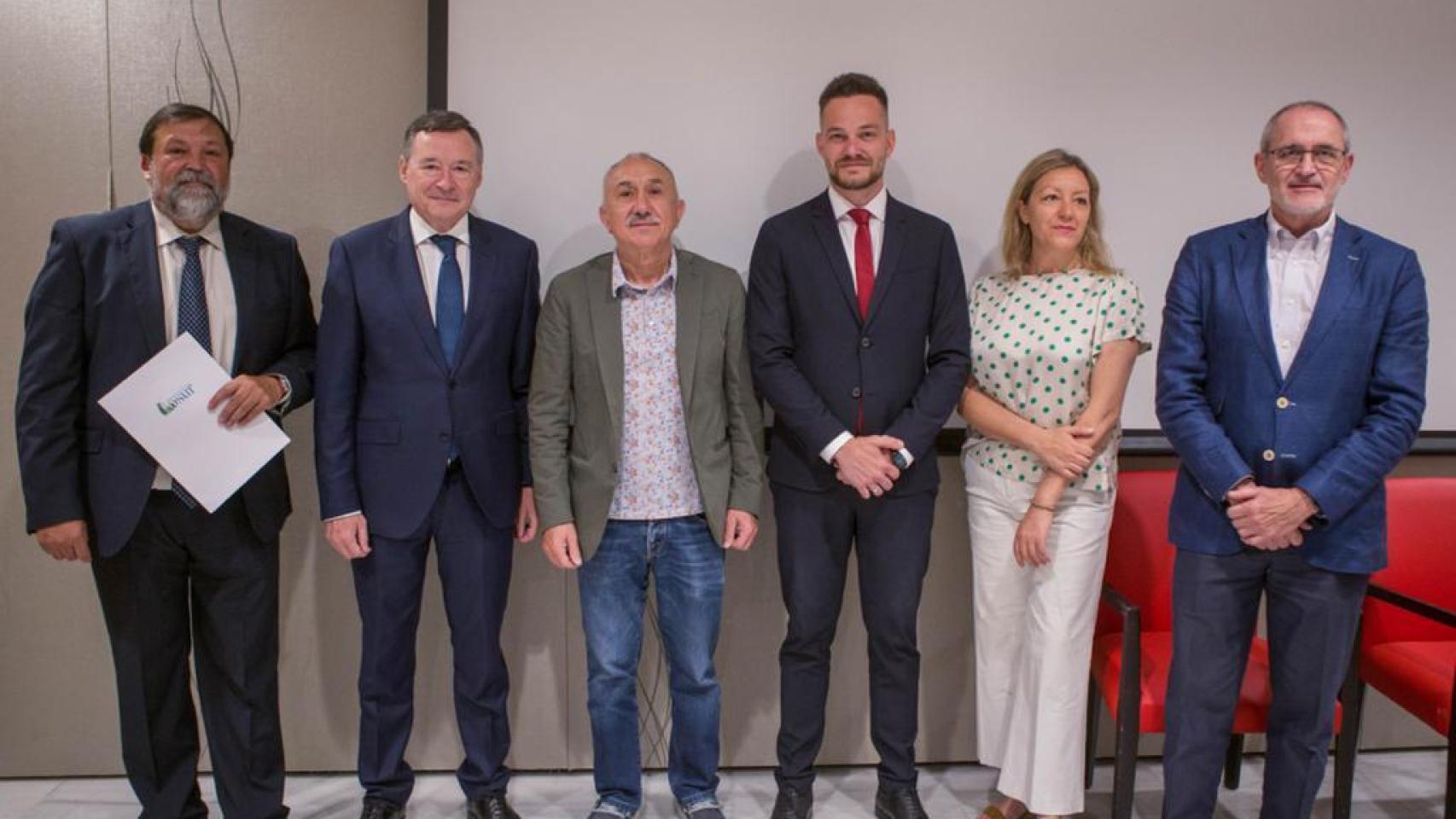 Fernando Caamaño (OSUR), Ángel Simón (Agbar), Pepe Álvarez (UGT), Felipe Campos (Aguas de Barcelona), Natalia Peiro (Cáritas) y Toni Bruel (Cruz Roja).