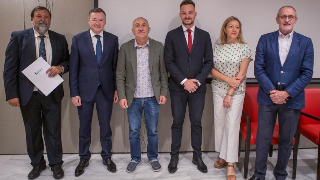 Fernando Caamaño (OSUR), Ángel Simón (Agbar), Pepe Álvarez (UGT), Felipe Campos (Aguas de Barcelona), Natalia Peiro (Cáritas) y Toni Bruel (Cruz Roja).
