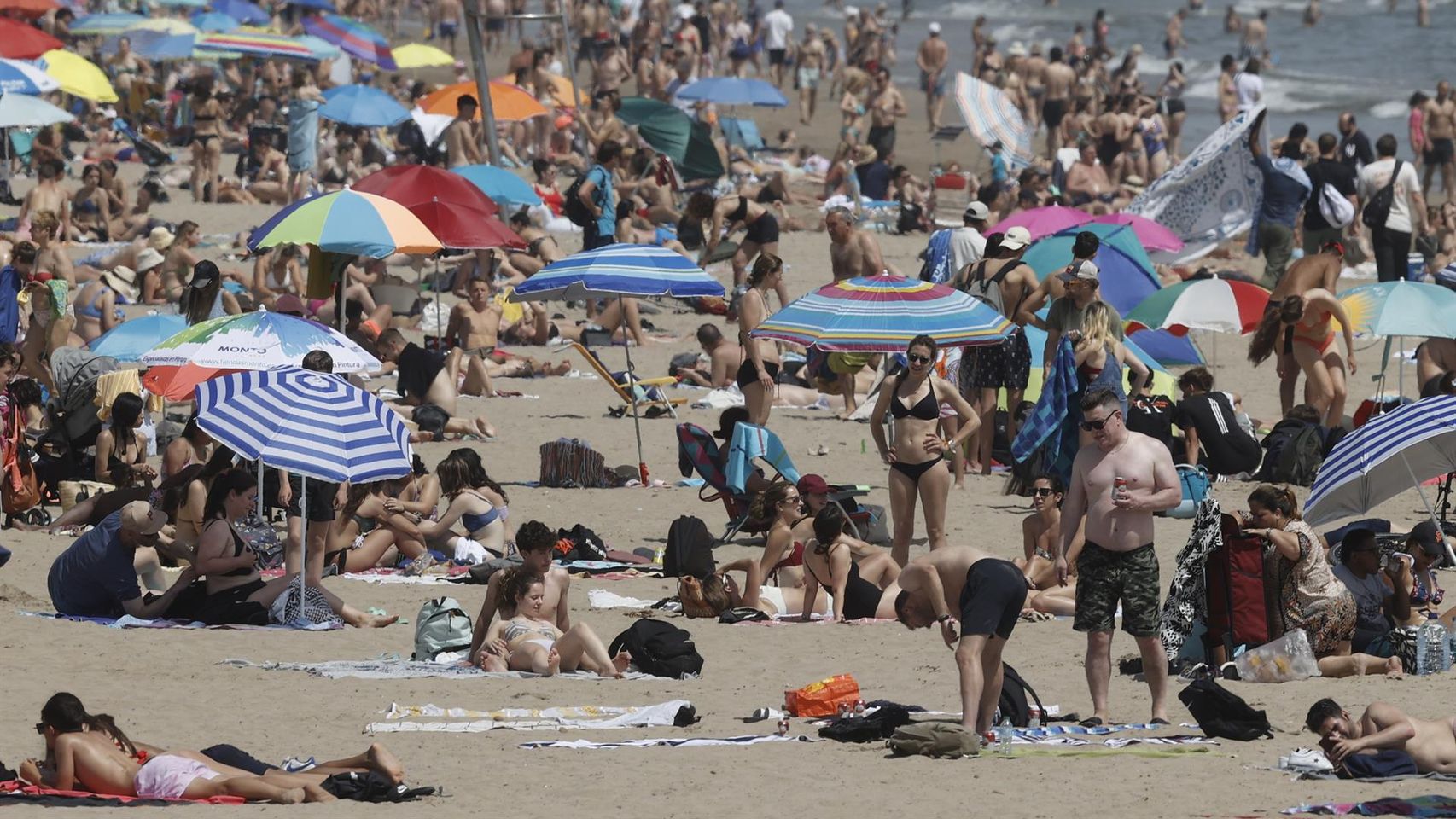Aspecto que presentaba una playa valenciana el pasado fin de semana, en el que subieron las temperaturas.