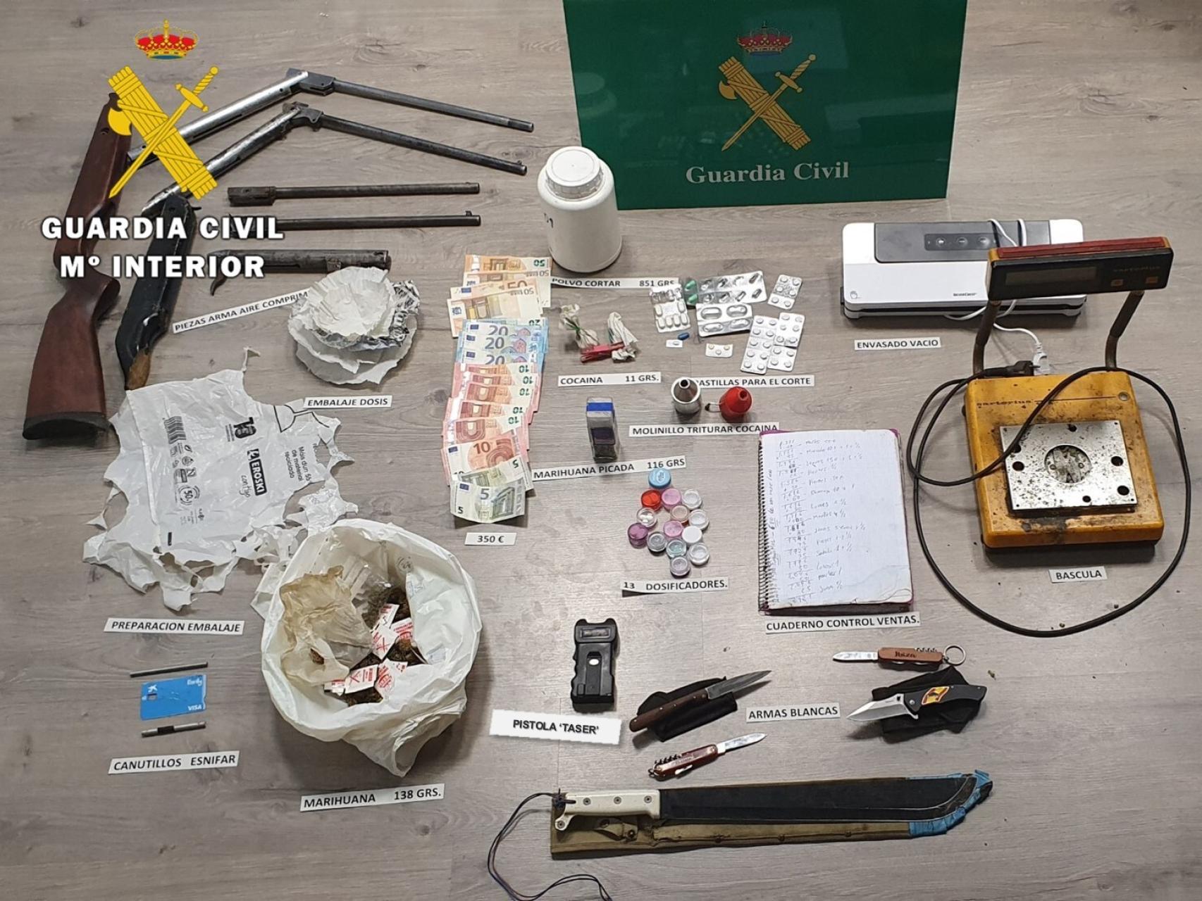 Imagen de algunos objetos requisados facilitada por la Guardia Civil.