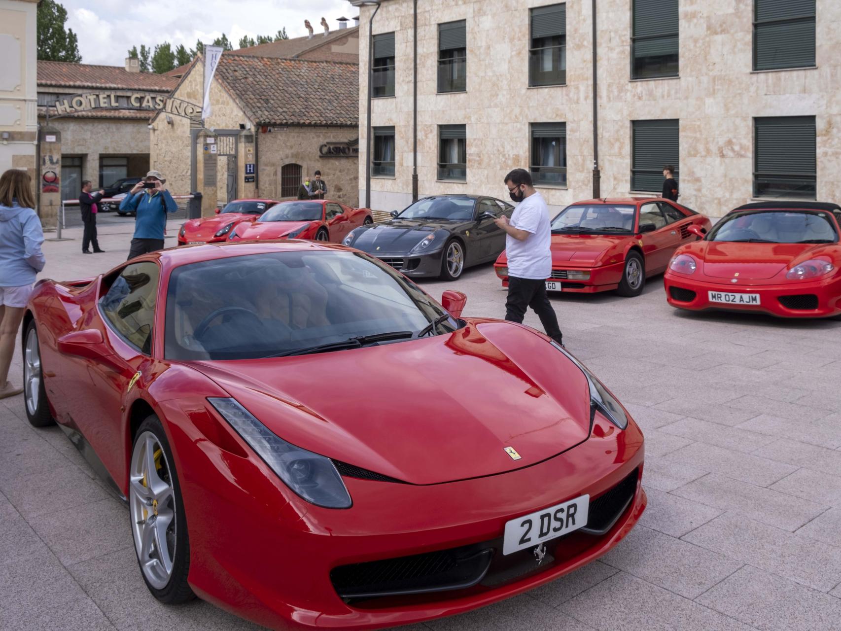 Visita de los ocho ferraris al Museo de Historia de la Automoción de Salamanca