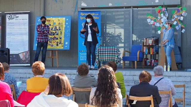 Los barrios de Valladolid también leen y los libros se suben al autobús