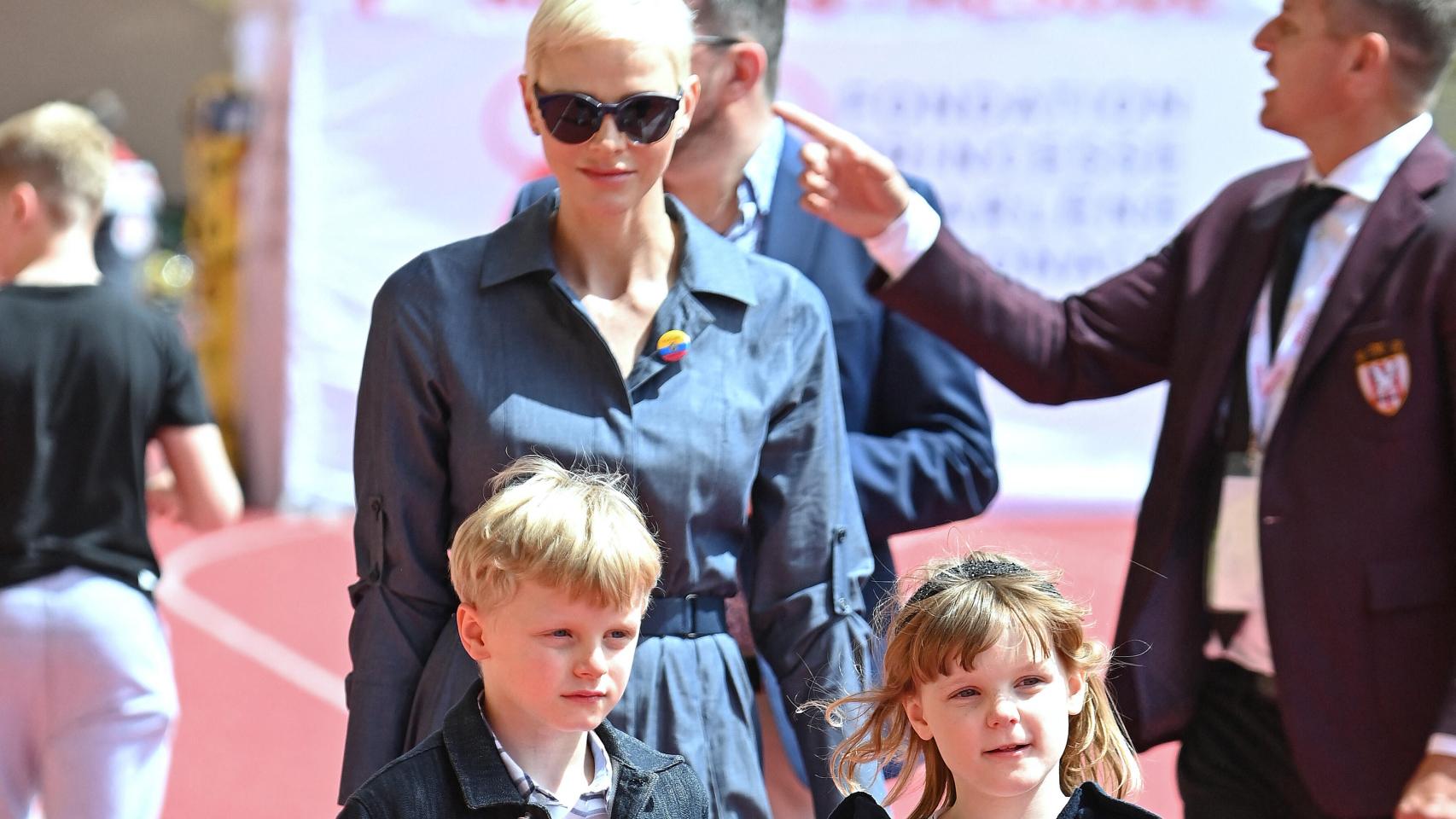 Charlène en uno de sus últimos actos públicos junto a sus hijos.