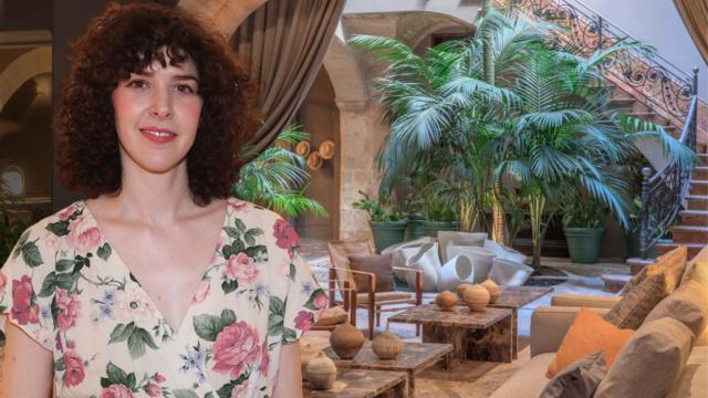 Brianda Fitz-James junto a uno de los hoteles que visitó en Mallorca en un montaje de JALEOS.