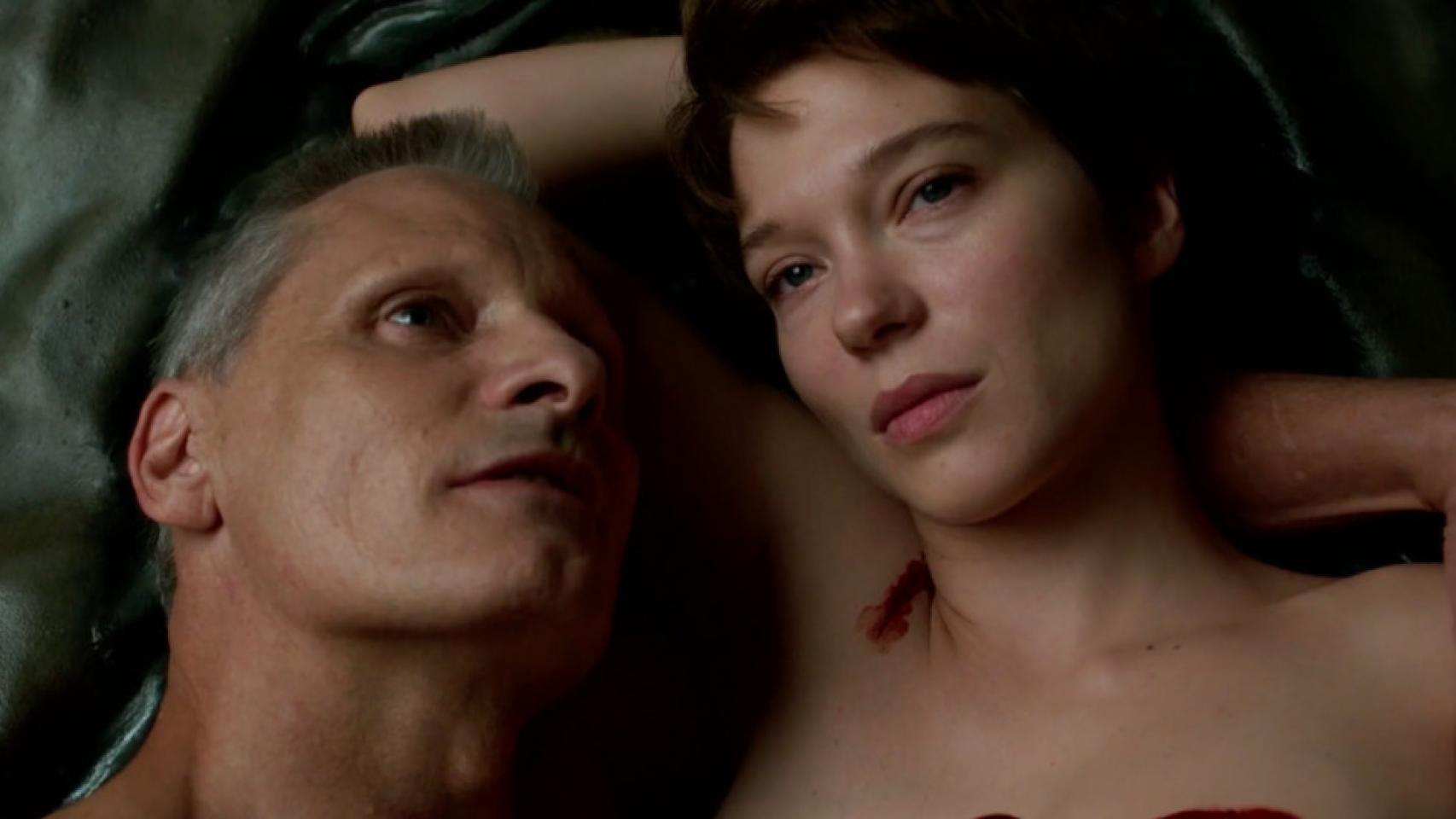 Viggo Mortensen y Lea Seydoux en un momento de 'Crimes of the Future'