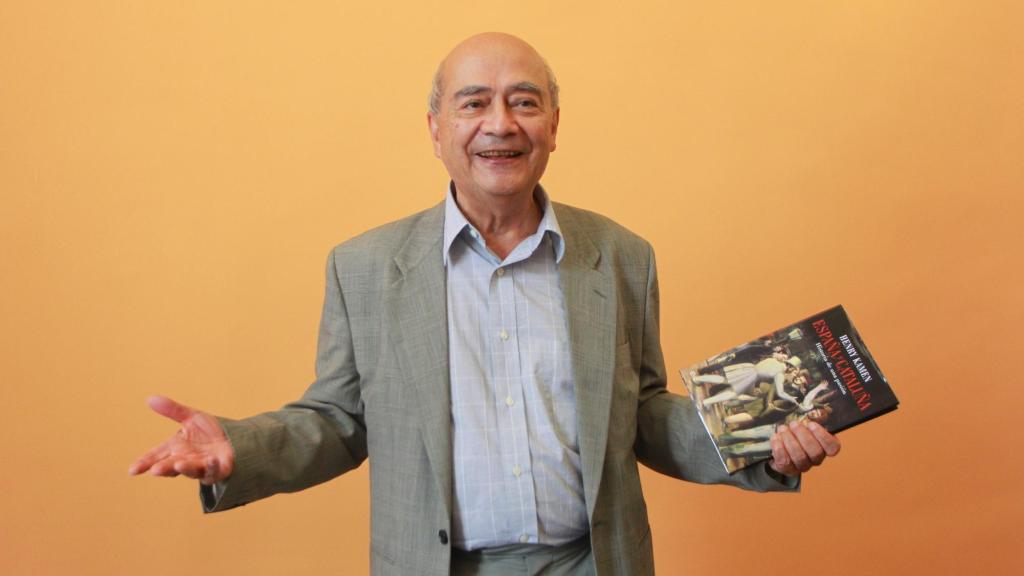 Henry Kamen, en una foto de archivo de 2014 durante la presentación de otra de sus obras. / Marta Fernández (Europa Press).
