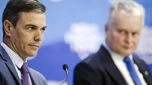 El presidente del Gobierno, Pedro Sánchez, y su homólogo lituano, Gitanas Nauseda, este martes en el foro Davos.