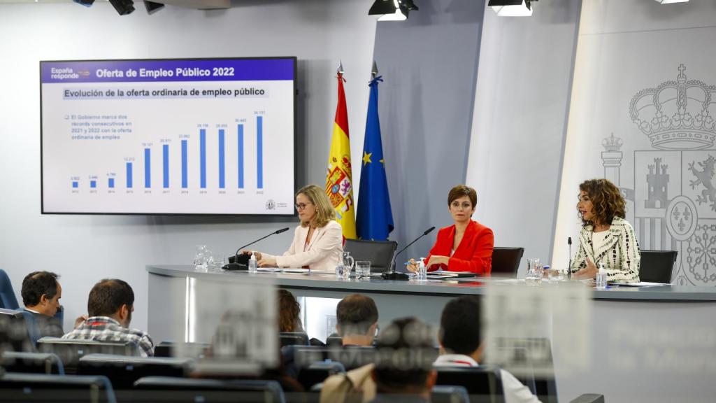 Nadia Calviño, junto a la portavoz, Isabel Rodríguez, y la ministra de Hacienda, María Jesús Montero.