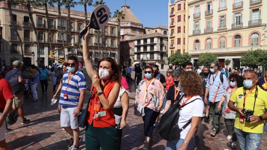 Un grupo de turistas en la Plaza de la Constitución de Málaga.