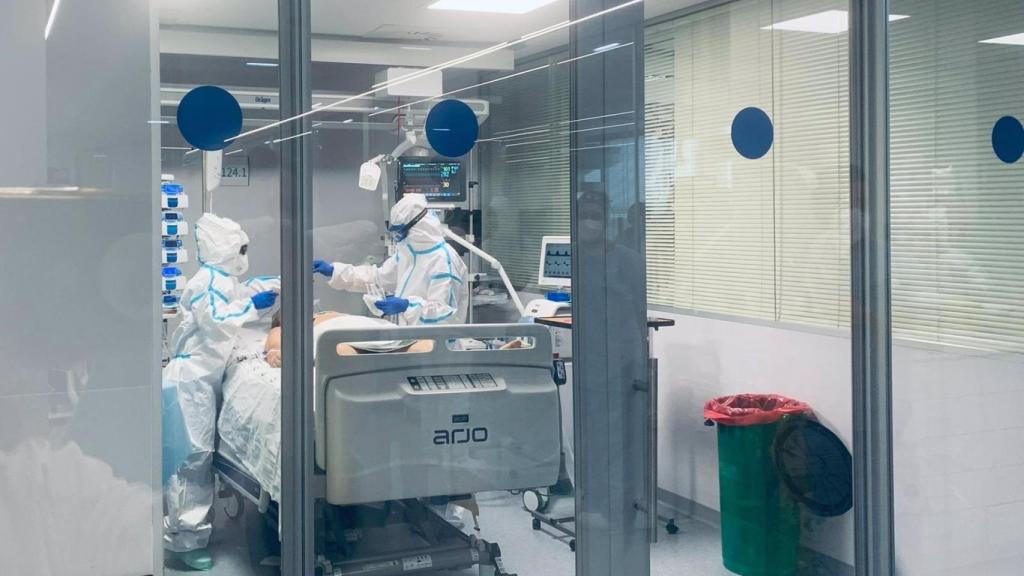 Dos sanitarios atienden a un paciente con Covid en el Hospital Virgen de la Victoria.