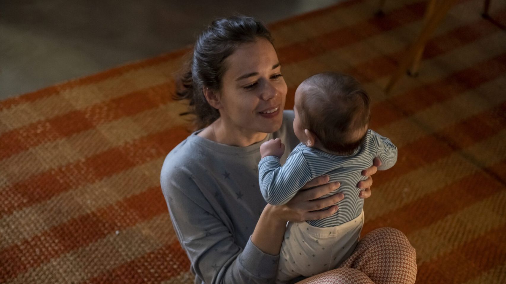 Fotograma de la película 'Cinco lobitos', dirigida por Alauda Ruiz de Azúa.