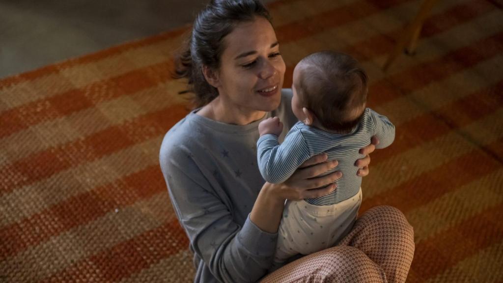 Fotograma de la película 'Cinco lobitos', dirigida por Alauda Ruiz de Azúa.