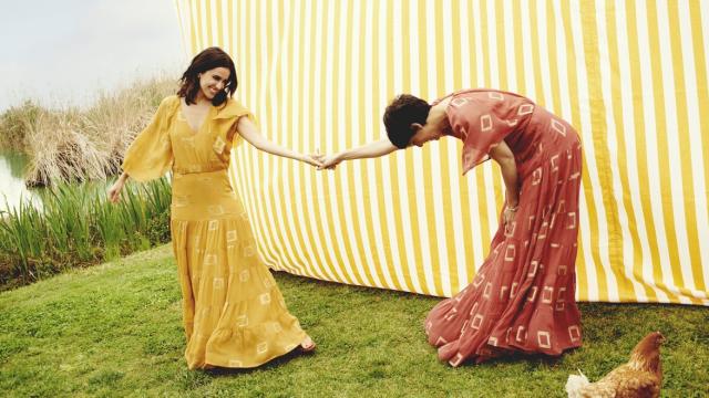 Macarena García y Belén Cuesta en el editorial de Hoss Intropia.