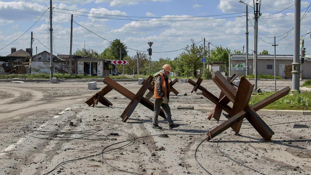 Un trabajador en la región ucraniana de Járkov.