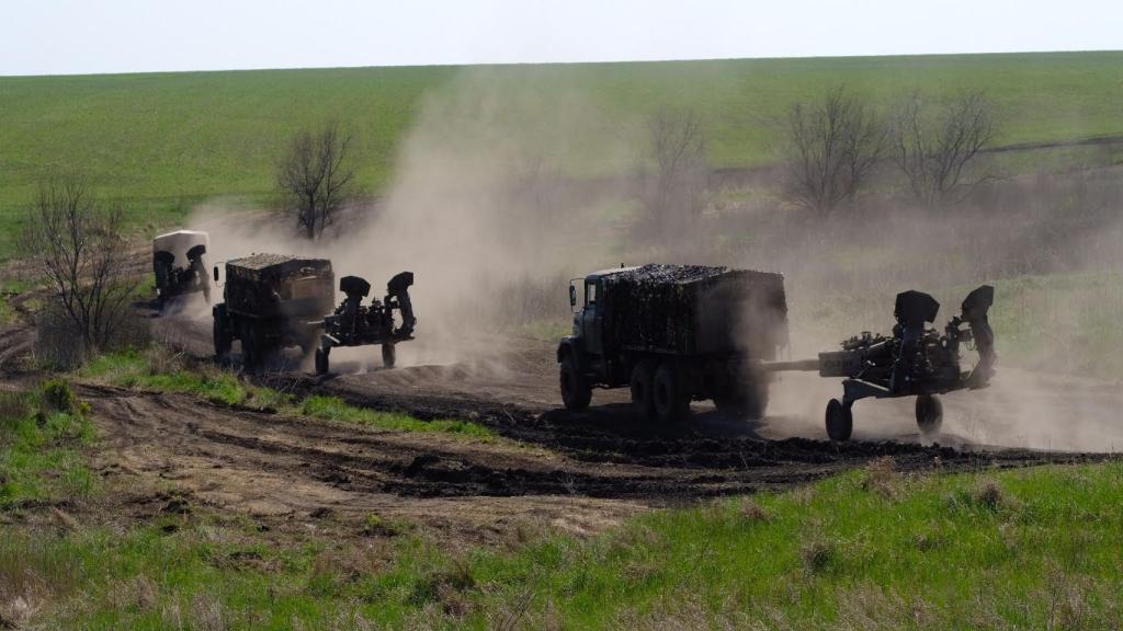 M777 transportados por camiones en Ucrania