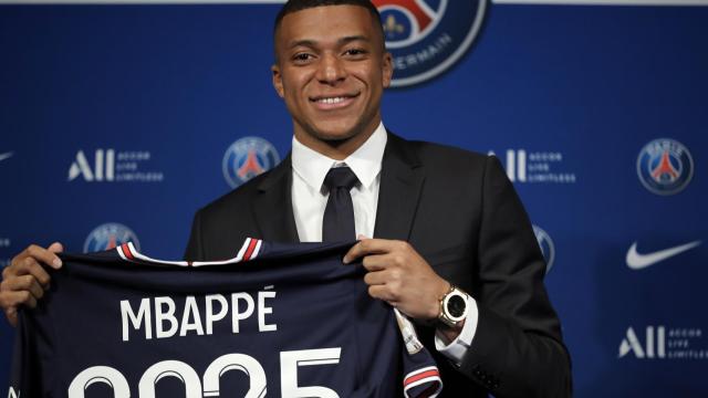 El delantero francés Kylian Mbappé posa con la camiseta del Paris Saint Germain.