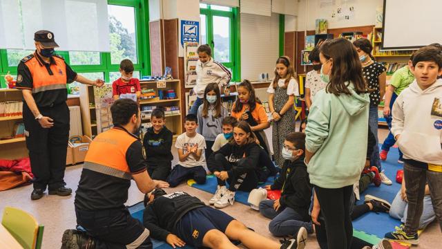 Demostración de primeros auxilios a los alumnos.