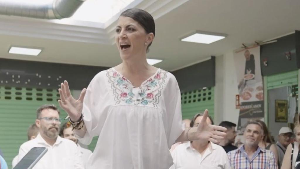 Macarena Olona dando un 'mitin' sobre los bancos del Mercado de Salobreña.